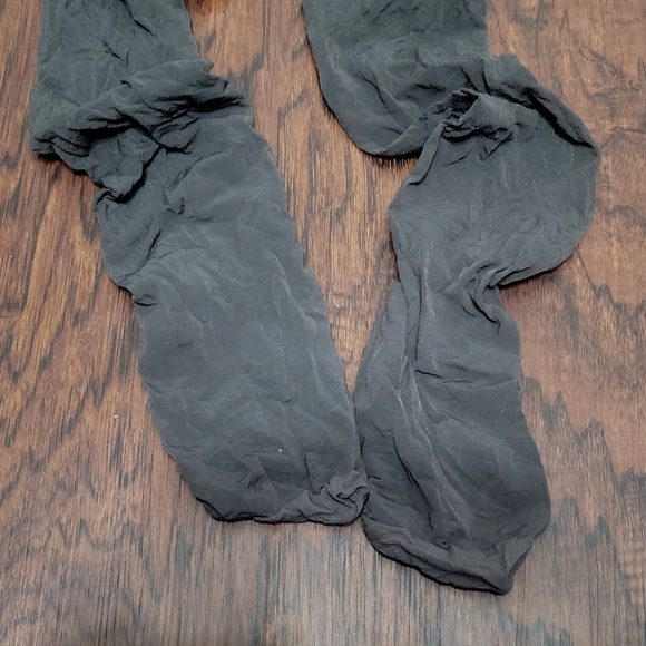 Worn sheer black pantyhose - Picture 2 of 5